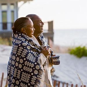 Couple wrapped in blanket © Ariel Skelley, Blend Images, Getty Images